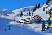  Several people on a ski tour at the Neue Bamberger Hütte, Neue Bamberger Hütte, Kelchsau, Kitzbühel Alps, Tyrol, Austria 