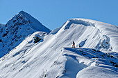 Frau auf Skitour steigt über Wechtengrat zum Standkopf auf, Standkopf, Kitzbüheler Alpen, Tirol, Österreich