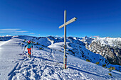 Frau auf Skitour geht zum Gipfel des Bärenkopf, Karwendel im Hintergrund, Bärenkopf, Karwendel, Tirol, Österreich
