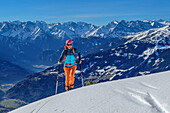 Frau auf Skitour steigt zum Standkopf auf, Märzengrund, Standkopf, Kitzbüheler Alpen, Tirol, Österreich