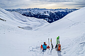 Frau auf Skitour macht Pause und blickt auf Zillertaler Alpen, Märzengrund, Standkopf, Kitzbüheler Alpen, Tirol, Österreich