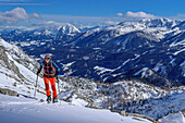 Frau auf Skitour steigt durch Kirtagskar zur Arzlochscharte auf, Warscheneck im Hintergrund, Arzlochscharte, Totes Gebirge, Oberösterreich, Österreich