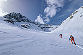  Two people on ski tour ascending through the Höllensteinkar, Höllensteinkar, Zillertal Alps, Tyrol, Austria 