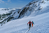  Two people on ski tour ascending through the Höllensteinkar, Höllensteinkar, Zillertal Alps, Tyrol, Austria 