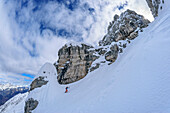 Frau auf Skitour steigt in die Forcella Piccola auf, Bosconero-Gruppe, Dolomiten, UNESCO Welterbe Dolomiten, Venezien, Italien