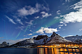 Beleuchtete Ortschaft Mefjordvaer am Mefjord, Mefjordvaer, Senja, Troms, Norwegen