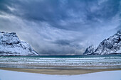 Strand von Ersfjord im Winter, Ersfjord, Senja, Troms, Norwegen