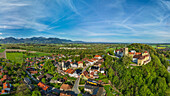 Luftaufnahme von Neubeuern mit Dorfplatz und Schloss, Mangfallgebirge im Hintergrund, Neubeuern, Bodensee-Königssee-Radweg, Oberbayern, Bayern, Deutschland
