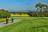 Mann und Frau fahren mit dem Rad am Bodensee-Königssee-Radweg, bei Teisendorf, Oberbayern, Bayern, Deutschland