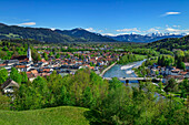 Blick auf Bad Tölz und Isartal, Bodensee-Königssee-Radweg, Bad Tölz, Oberbayern, Bayern, Deutschland