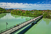 Mann und Frau fahren auf dem Bodensee-Königssee-Radweg über die Lechbrücke nach Füssen, Füssen, Allgäu, Schwaben, Bayern, Deutschland