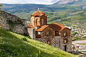 Byzantinische Architektur der Kirche der Heiligen Dreifaltigkeit, Zitadelle der Burg von Berat, UNESCO-Weltkulturerbe, Berat, Albanien, Europa