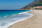 Ionisches Meer, Drymades Beach, albanische Riviera, Dhermi, Albanien, groß angelegte Bauarbeiten für touristische Erschließung in der Ferne