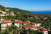 Blick über die Dächer der Häuser im Dorf Vuno, in der Nähe von Himare, Albanien, Europa, Blick Richtung Ionisches Meer