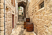 Fässer in einer engen Gasse der Altstadt Korcula, Kroatien, Europa