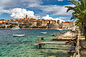 Aussicht auf Altstadt und Hafen von Korcula, Kroatien, Europa