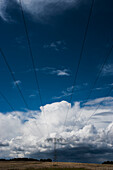 Strommast und Stromleitung gegen Himmel