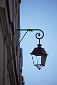 Straßenlaterne vor Himmel in Paris, Frankreich