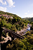 Alte Steinbrücke über Flusstal, in der Ardeche, Region Auvergne-Rhône-Alpes, Frankreich