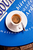 Kaffeetasse mit Espresso auf Bartisch in einer Boulangerie - Bäckerei, in der Ardeche, Region Auvergne-Rhône-Alpes, Frankreich