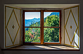 Blick aus dem Fenster aus altem Bauernhaus in die herbstliche Berglandschaft, Südtirol, Trentino, Italien