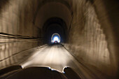 Classic Cars, Oldtimer, fahrt durch den Tunnel