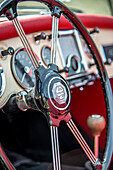 Classic Cars, Oldtimer MG, Lenkrad und Armaturenbrett, rot, close-up