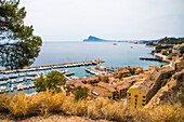 Bucht von Altea Mascarat, mit Hafen und Sierra Helada im Hintergrund, bei Benidorm, Costa Blanca, Provinz Alicante, Spanien