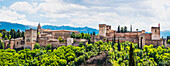 Nasriden Paläste und Festung Alcazaba vor der Schneebedeckten Sierra Nevada, Alhambra, Granada, Provinz Granada, Andalusien, Spanien