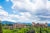  Alhambra Granada, World Heritage Site, overall view, Nasrid Palaces and Alcazaba, in front of the snow-capped Sierra Nevada, 