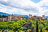 Blick auf den Palast Alhambra, Teil der Nasridenpaläste, vor der Schneebedeckten Sierra Nevada, Granada, Provinz Granada, Andalusien, Spanien