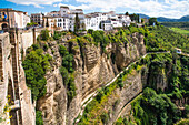 Blick von der Brücke Ponte Nuevo über den Fluss Río Guadalevín und in die Schlucht, verbindet Altstadt und Neustadt, Ronda, Provinz Malaga, Andalusien, Spanien