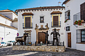 Skulpturen der Stierkampfszene, Weißes Dorf mit Kirche in der Stadtmitte, Grazalema, in der Sierra de Grazalema, Provinz Cadiz, Andalusien, Spanien