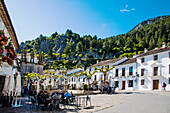 Weißes Dorf mit Rathaus in der Stadtmitte, Grazalema, in der Sierra de Grazalema, Provinz Cadiz, Andalusien, Spanien