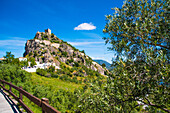 Weißes Dorf mit Burg, in der Sierra Margarita, am Stausee, Zahara de la Sierra, Naturpark Sierra de Grazalema, Provinz Cadiz, Andalusien, Spanien