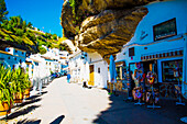 Geschäfte und Wohnungen in Felsen gehauen, Weißes Dorf, Setenil de las Bodegas, Ruta de los Pueblos Blancos, Provinz Cadiz, Andalusien, Spanien