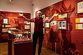 Fremdenführer erläutert Ausstellung im Museum Brüder-Grimm-Haus, Steinau an der Straße, Spessart-Mainland, Hessen, Deutschland