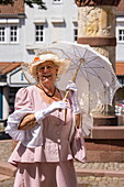 Frau im Kostüm der Schwester von Dorothea Grimm (Mutter der Brüder Grimm), Steinau an der Straße, Spessart-Mainland, Hessen, Deutschland