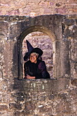  Woman in costume of the character “Witch” from the fairy tale “Hansel and Gretel” by the Brothers Grimm, Steinau an der Straße, Spessart-Mainland, Hesse, Germany 