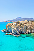  Blick auf die Bucht von Tsigrado, Insel Milos, Kykladen, Griechenland 