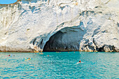  Menschen schwimmen in der Nähe von Meereshöhle, Kleftiko, Insel Milos, Kykladen, Griechenland 