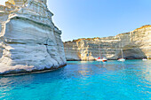  Blick auf die Bucht von Kleftiko, Insel Milos, Kykladen, Griechenland 