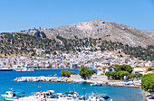 Inselhauptstadt Póthia, Fischerboote im Hafen und Kloster Agíou Savvas auf dem Hügel über Pothia auf der Insel Kalymnos (Kalimnos) in Griechenland