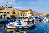 Rathaus (Dimarchio) und Fischerboote im Hafen von Póthia auf der Insel Kalymnos (Kalimnos) in Griechenland