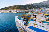 Inselhauptstadt Póthia, Kloster Agíou Savvas auf dem Hügel über Pothia mit Hafen auf der Insel Kalymnos (Kalimnos) in Griechenland