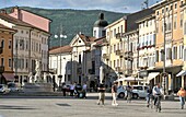 Straßenszene am Platz Piazza Della Vittoria, Gorizia, Friaul, Nord-Italien, Italien