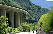 Brenner-Autobahn auf Brücken, bei Klausen, Eisacktal, Südtirol, Region Trentino-Südtirol, Italien