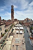 Piazza delle Erbe mit Torre dei Lamberti, Verona, Veneto, Nord-Italien, Italien