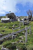 Felsgrotte am Berg, Parco Naturale bei San Giorgio nördlich von Verona, Lessinische Berge, Veneto, Italien