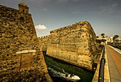 Murallas Reales, die königlichen Mauern mit Wallgraben, gesehen von der Seepromenade, im Hintergrund das Stadtzentrum von Ceuta mit der Kathedrale, nordafrikanische Küste, Spanien